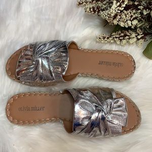 🎉HP🎉Olivia Miller Bow Down Silver Slides